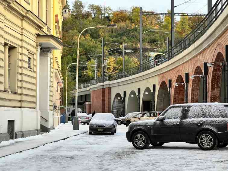 《生化危机》电影重启版片场照曝光 大雪纷飞的浣熊市(图2) 《生化危机》电影重启版片场照曝光 大雪纷飞的浣熊市