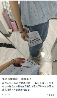 为了防止恶意退货,服装店老板给衣服挂上了烟灰缸(图16) 为了防止恶意退货,服装店老板给衣服挂上了烟灰缸