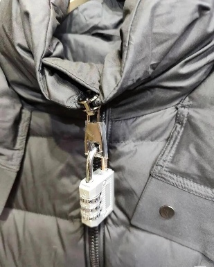 为了防止恶意退货,服装店老板给衣服挂上了烟灰缸(图19) 为了防止恶意退货,服装店老板给衣服挂上了烟灰缸